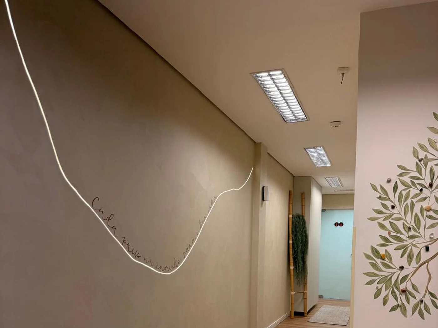 O corredor da clínica, com a ramagem pintada na parede