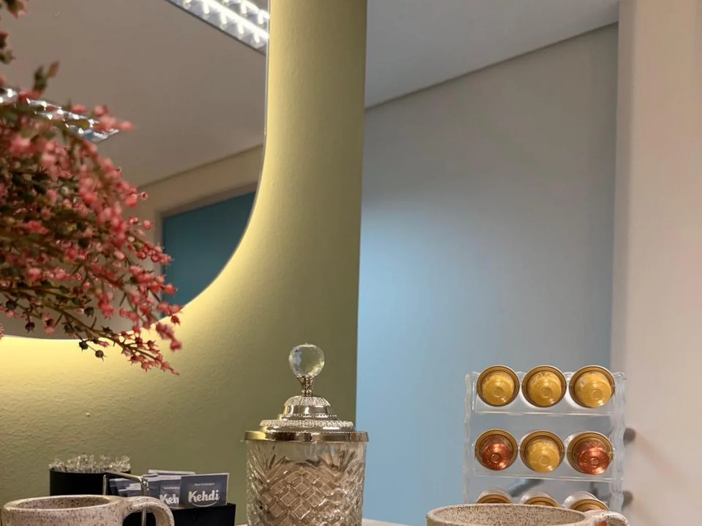 A bancada da clínica, com os potes de produto sobre a marcenaria